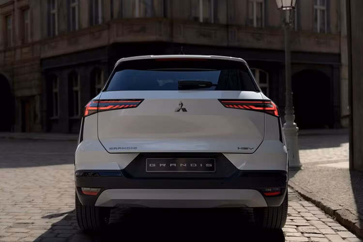 Phiên bản mild-hybrid sử dụng động cơ xăng 1.3L, công suất 138 mã lực, hộp số sàn 6 cấp hoặc hộp số tự động ly hợp kép 7 cấp. Bản còn lại là hybrid toàn phần (HEV) gồm động cơ hút khí tự nhiên 1.8L kết hợp hai mô-tơ điện, hộp số đa chế độ và pin lithium-ion 1.4 kWh. Hệ thống này cho tổng công suất 154 mã lực.