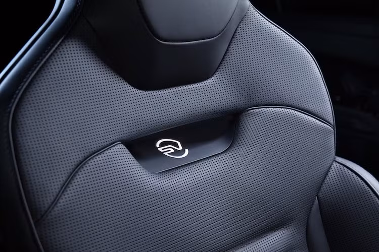 Range Rover Sport SV là chiếc Range Rover Sport mạnh mẽ và năng động nhất từ ​​trước đến nay. Hàng loạt công nghệ tăng cường hiệu suất của xe bao gồm hệ thống treo tiên tiến nhất trong phân khúc – Hệ thống treo 6D Dynamics và ‘Body and Soul Seats’, một hệ thống âm thanh cảm biến có lợi ích cho sức khỏe.