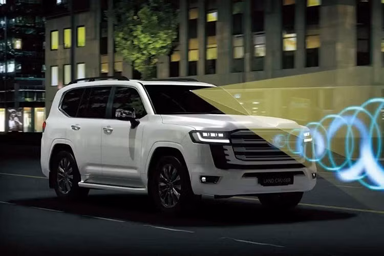 Tại thị trường UAE, Toyota Land Cruiser 300 Series Hybrid đã chính thức bán ra với 2 phiên bản là VXR hybrid và GR-Sport hybrid cùng mức giá lần lượt là 106.200 USD và 111.600 USD (khoảng 2,77 - 2,91 tỷ đồng).