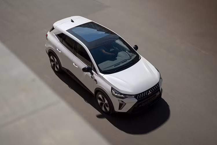 Người dùng có thể tùy chọn chuyển từ trạng thái trong suốt sang tối màu để giảm nhiệt và chống chói, thậm chí chia vùng riêng biệt cho phía trước và sau, tăng thêm tiện nghi và cá nhân hóa trải nghiệm. Cung cấp sức mạnh cho xe là hai tùy chọn động cơ hybrid và mild-hybrid.