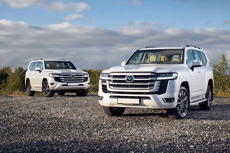 Theo đó, Toyota Land Cruiser 300 Series Hybrid được trang bị hệ thống hybrid là sự kết hợp giữa động cơ xăng V6 tăng áp kép dung tích 3.5L và một mô-tơ điện cho tổng công suất 457 mã lực và mô-men xoắn 790 Nm. Sức mạnh được truyền qua hộp số tự động 10 cấp và hệ dẫn động 4 bánh toàn thời gian.