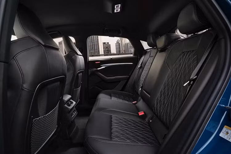 Bên cạnh là màn hình giải trí 10,9 inch dành cho hành khách phía trước với công nghệ màn chắn, cho phép xem phim mà không gây xao nhãng cho người lái. Màn hình hiển thị thông tin kính lái HUD và hệ thống âm thanh Bang &amp; Olufsen cao cấp 22 loa cũng xuất hiện trong xe.