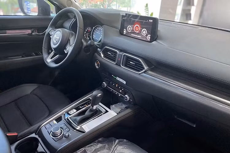 Xe sở hữu nền tảng kỹ thuật vững chắc và kích thước tổng thể vượt trội: dài gần 4,6 mét, rộng 1,845 mét và cao 1,68 mét vượt trội hơn hẳn khi so với các đối thủ SUV hạng B. Dưới nắp ca-pô là động cơ SkyActiv-G 2.0L cho công suất 154 mã lực, đi kèm hộp số tự động 6 cấp – cấu hình đủ đáp ứng nhu cầu sử dụng hàng ngày.