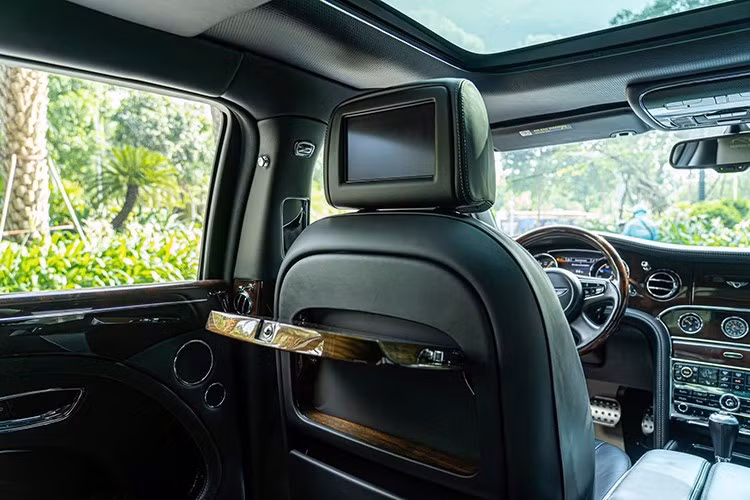 Ngoài ra, dòng chữ Le Mans Edition tiếp tục xuất hiện trong khoang lái, lần này có thêm hình ảnh 1 chiếc xe đua, tất cả đều được khâu chỉ màu trắng, trên tựa đầu ghế ngồi.