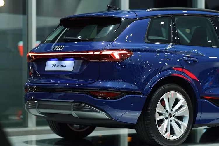 Audi Q6 e-tron được phát triển dựa trên cơ sở gầm bệ Premium Platform Electric (PPE) tương tự người anh em cùng tập đoàn Porsche Macan EV. Xe sở hữu kích thước dài x rộng x cao của mẫu SUV điện này lần lượt là 4.711 x 1.993 x 1.648 mm và chiều dài cơ sở 2.899 mm.