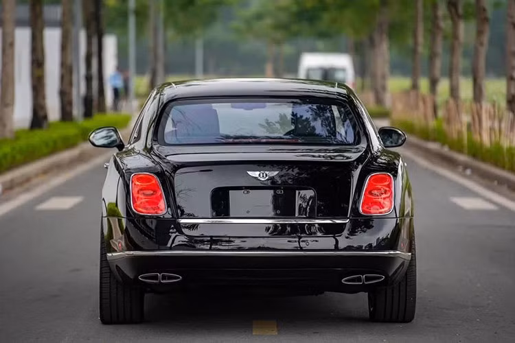Bentley Mulsanne Le Mans Edition sử dụng động cơ V8, dung tích 6,75 lít, tăng áp kép, sản sinh ra công suất tối đa 505 mã lực và mô-men xoắn cực đại lên tới 1.020 Nm.