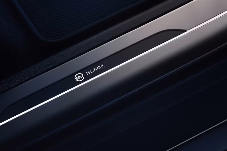 Range Rover Sport SV Black có nội thất tối màu phù hợp với ngoại thất của nó. Bậc cửa chiếu sáng logo SV Black mới sáng lên bất cứ khi nào cửa mở.