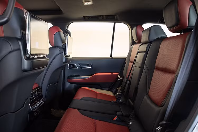 Một thay đổi đáng chú ý khác là dung tích bình xăng giờ đây giảm còn 68 lít (thay vì 80 lít trên bản máy xăng), tuy nhiên hiệu quả tiết kiệm nhiên liệu từ hệ hybrid sẽ phần nào bù đắp giới hạn này.