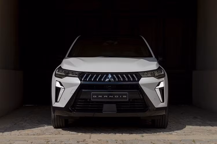 Về trang bị an toàn, Mitsubishi Grandis sở hữu hệ thống hỗ trợ lái xe tiên tiến bao gồm: kiểm soát hành trình thích ứng, Mi-Pilot, cảnh báo điểm mù, cảnh báo va chạm phía trước, hỗ trợ giữ làn đường và nhiều tính năng an toàn khác. Dự kiến, xe sẽ lần lượt ra mắt tại các quốc gia châu Âu từ cuối năm nay.