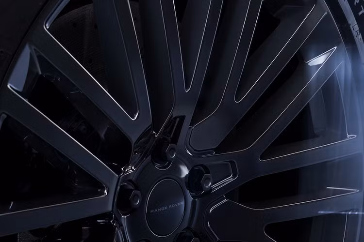 Bánh xe hợp kim Gloss Black Forged 23 inch với heo phanh Gloss Black và ống xả bốn màu Gloss Black. Tóm lại, toàn bộ các chi tiết ngoại thất của mẫu xe đều có màu đen bóng.