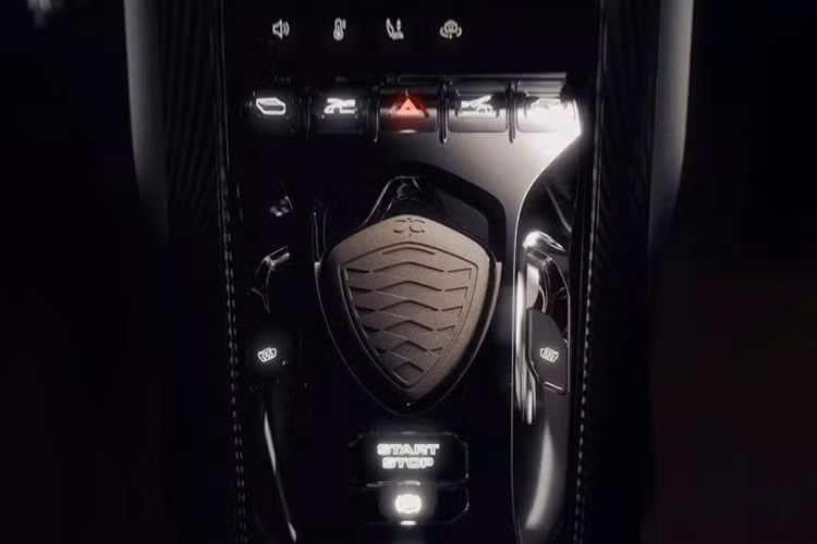 Cuối cùng, Koenigsegg đã cải thiện được hiệu suất khí động học của Jesko, phần lớn là nhờ vào cánh gió sau chủ động hai cánh mới. Cánh gió này được cho là tạo ra lực ép xuống lớn hơn kết hợp với các thanh chắn dưới sàn tinh tế và các cửa chớp vòm bánh xe.