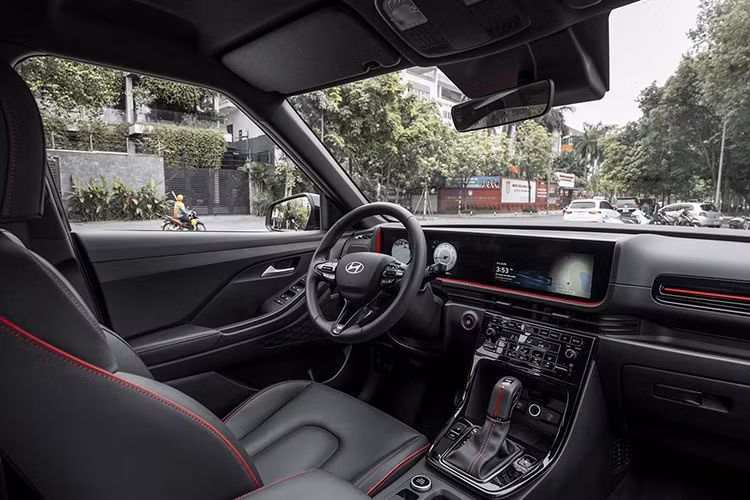 Điểm nổi bật đến từ loạt chi tiết nhận diện riêng biệt như cản trước/sau thiết kế mới, mâm 18 inch thể thao, các đường viền màu đỏ đặc trưng dòng N, cùng lẫy chuyển số và cần số phong cách thể thao. Tuy không có thay đổi về động cơ vẫn là loại 1.5L nạp khí tự nhiên công suất 115 mã lực kết hợp hộp số vô cấp nhưng Creta N Line vẫn tạo cảm giác khác biệt so với phần còn lại nhờ ngôn ngữ thiết kế đậm chất trẻ trung.