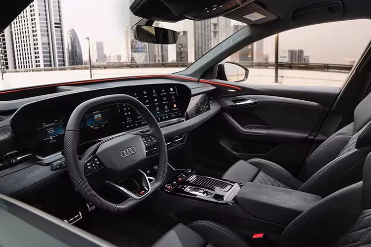 Điểm nhấn bên trong xe nằm ở 3 màn hình trên mặt táp-lô. Trong đó, có 1 màn hình cong tích hợp bảng đồng hồ kỹ thuật số 11,9 inch và màn hình cảm ứng trung tâm 14,5 inch.