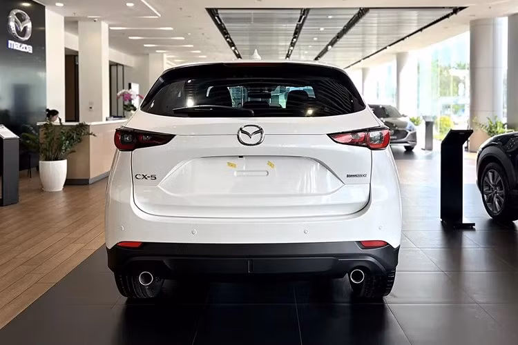 Dù bị cắt giảm một số tính năng an toàn trong gói i-Activsense, CX-5 vẫn ghi điểm nhờ thiết kế trung tính, cảm giác lái ổn định và mức độ hoàn thiện cao. Không khó hiểu khi chỉ trong 4 tháng đầu năm, mẫu xe này đã đạt doanh số hơn 4.400 xe, tiếp tục khẳng định vị thế vững chắc trong nhóm SUV đô thị cao cấp.