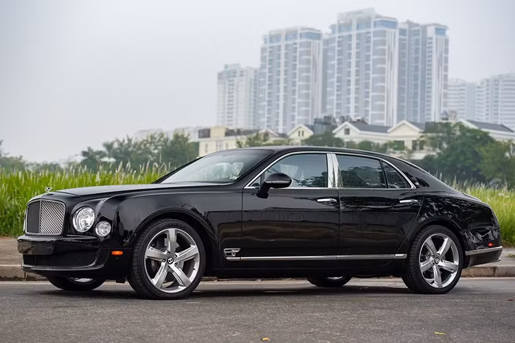 Đầu tiên là việc Bentley Mulsanne Le Mans Edition sở hữu bộ mâm 5 chấu, thiết kế cắt theo hình kim cương, được hoàn thiện với màu tối. Nhưng khác biệt nhất là phần đuôi xe, nơi thể hiện rất rõ chất riêng. Cụ thể, tất cả các xe Mulsanne được sản xuất đều có ống xả oval, còn Mulsanne Le Mans Edition có ống xả kép, hình răng cưa, rất cá tính và khác biệt.