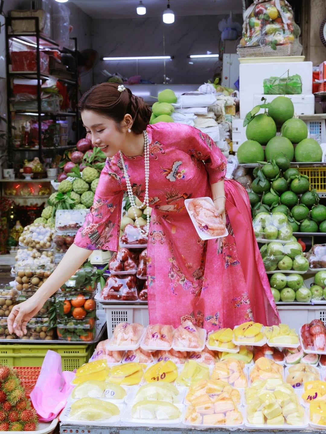 Dù không xuất hiện với tạo hình nhân vật, phong thái đời thường của Mỹ Duyên vẫn toát lên khí chất màn ảnh: ánh nhìn có chiều sâu, nụ cười vừa đủ, cách tạo dáng tự nhiên mà cuốn hút. Chính điều đó khiến loạt ảnh mang cảm giác như những cảnh phim bị “bắt gặp” ngoài đời thực.