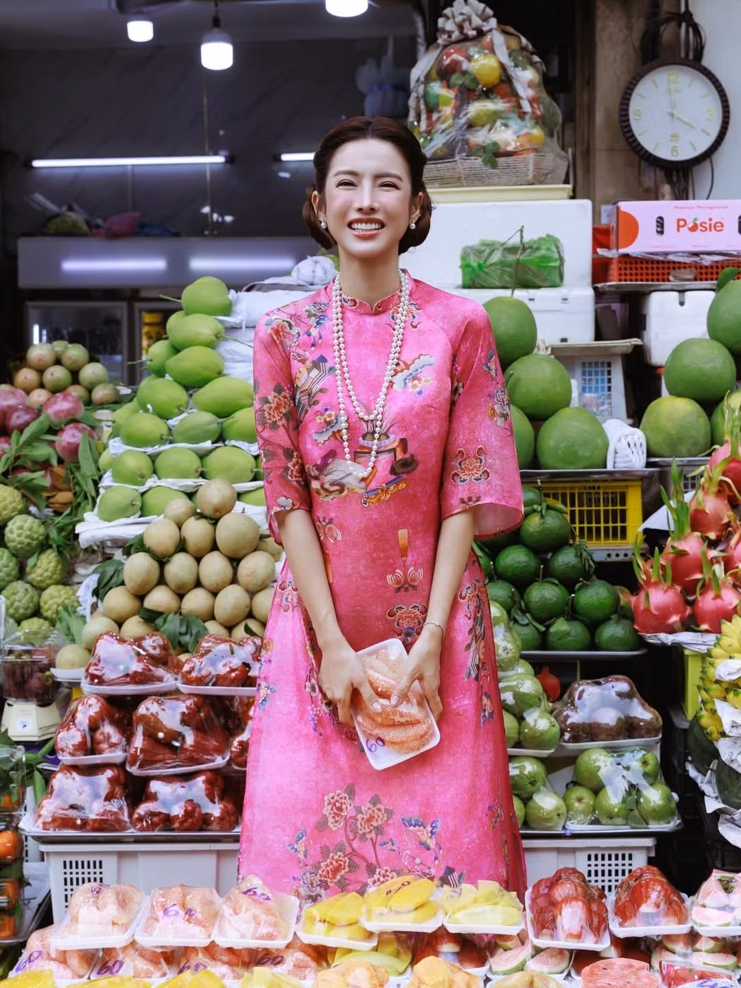 Giữa vô vàn phong cách thời trang hiện đại, sự xuất hiện của tà áo dài trên phố đông như một lời nhắc nhẹ về vẻ đẹp bền bỉ của văn hóa Việt.