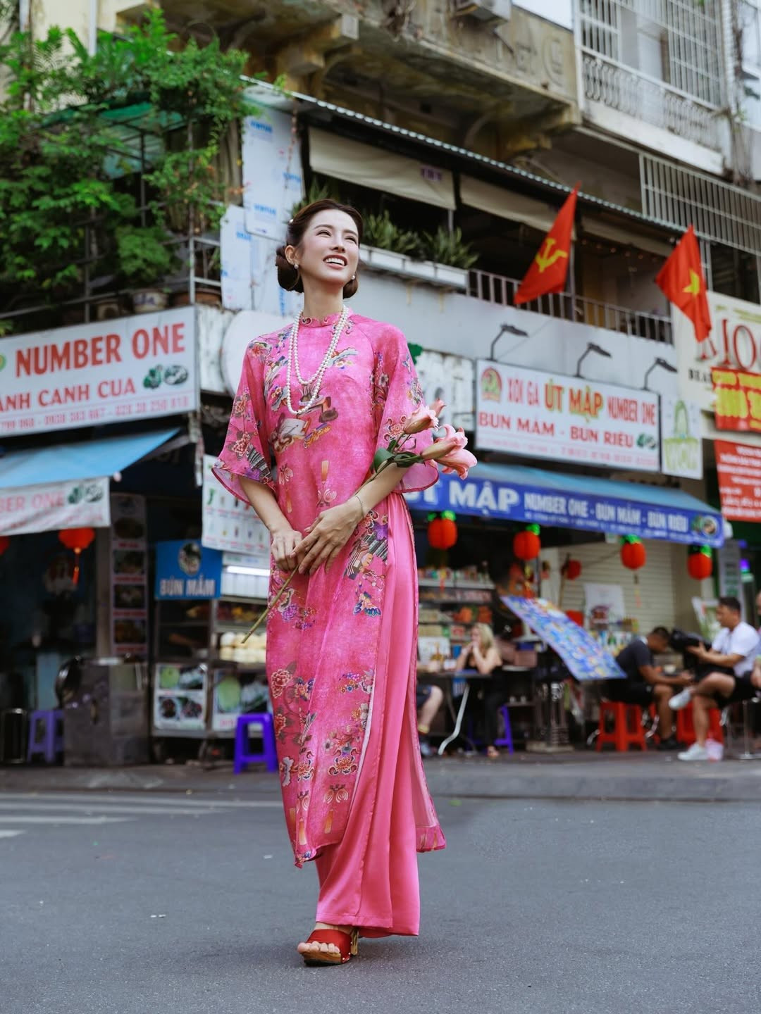 Cộng đồng mạng nhanh chóng dành nhiều lời khen cho bộ ảnh. Nhiều bình luận cho rằng đây là “visual đậm chất điện ảnh”, “đẹp như poster phim”, hay “Sài Gòn nhìn qua tà áo dài bỗng dịu lại hẳn”.