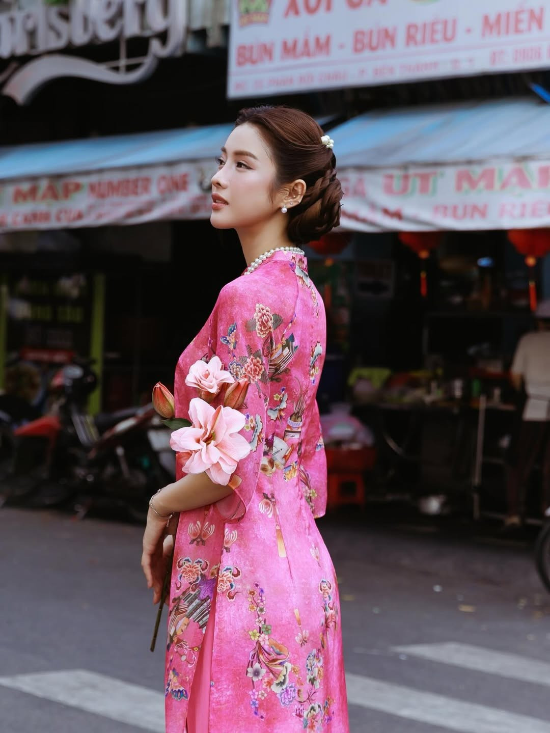 View - “Gái xinh vũ trụ VFC” xúng xính áo dài, thả dáng giữa phố Sài Gòn | Báo Tri thức và Cuộc sống - TIN TỨC PHỔ BIẾN KIẾN THỨC 24H