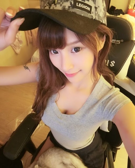 Bên cạnh kỹ năng chơi game ổn định, Tạ Thiên Vân còn nổi bật nhờ thần thái quyến rũ, gương mặt xinh đẹp và thân hình chuẩn không cần chỉnh.