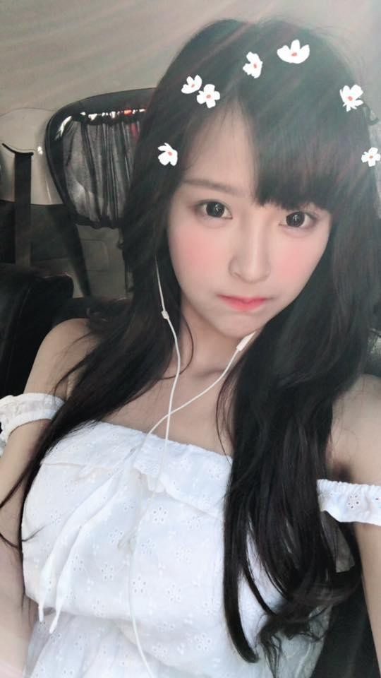 Từng là một game thủ chuyên nghiệp, Tạ Thiên Vân từng khoác áo đội tuyển nữ AHQ danh tiếng, thi đấu ở tựa game đình đám Liên Minh Huyền Thoại trước khi bước theo con đường streamer.