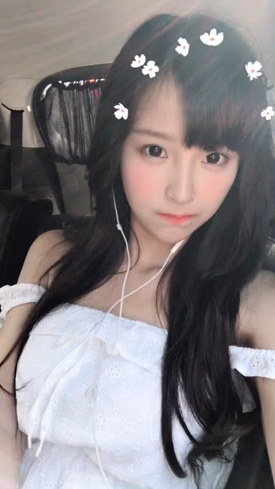 Từng là một game thủ chuyên nghiệp, Tạ Thiên Vân từng khoác áo đội tuyển nữ AHQ danh tiếng, thi đấu ở tựa game đình đám Liên Minh Huyền Thoại trước khi bước theo con đường streamer.