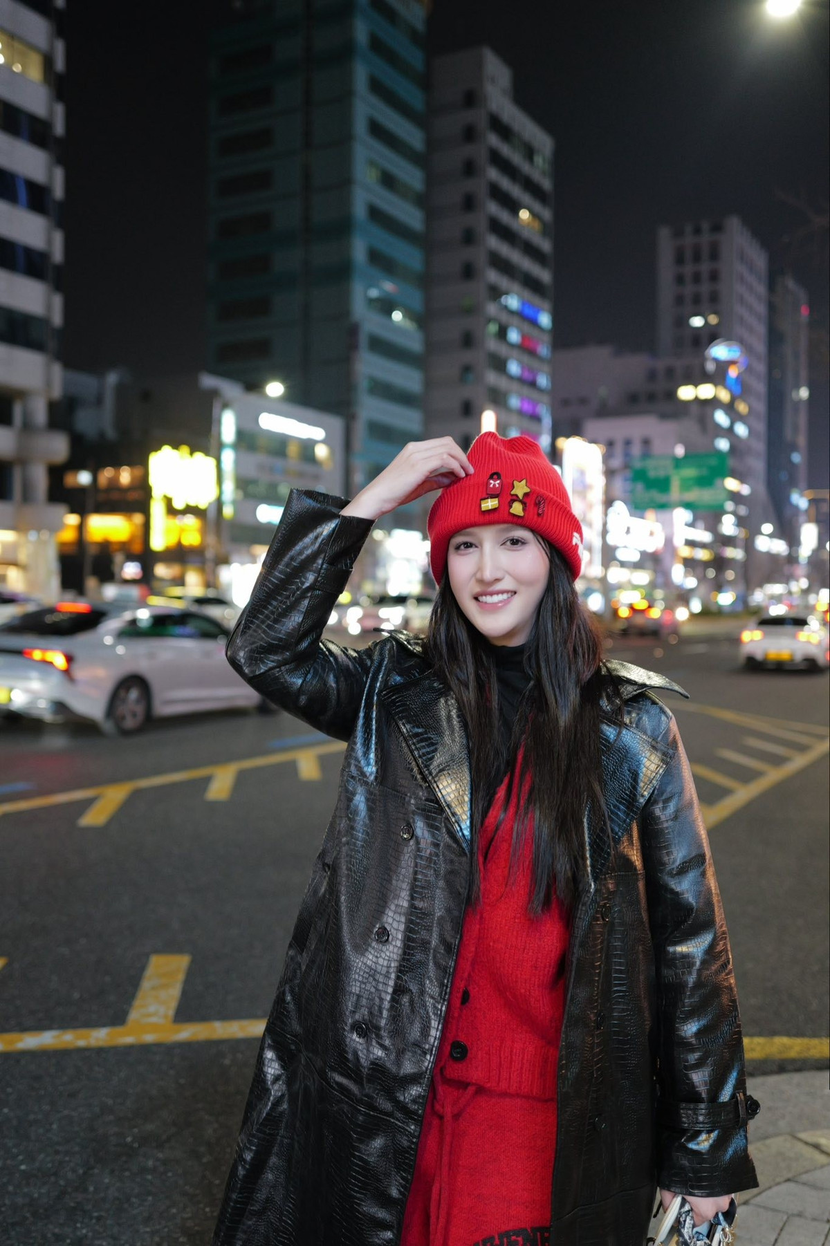 Bộ ảnh bikini lần này có thể xem là bước tiếp theo trong hành trình xây dựng hình ảnh tự tin, hiện đại của Nguyễn Hoàng Học. Không phô trương quá đà, cô chọn cách thể hiện vẻ đẹp qua thần thái, sự thoải mái và năng lượng tích cực. Chính điều đó đã giúp những khung hình mùa hè của cô ghi dấu ấn mạnh mẽ với người xem.