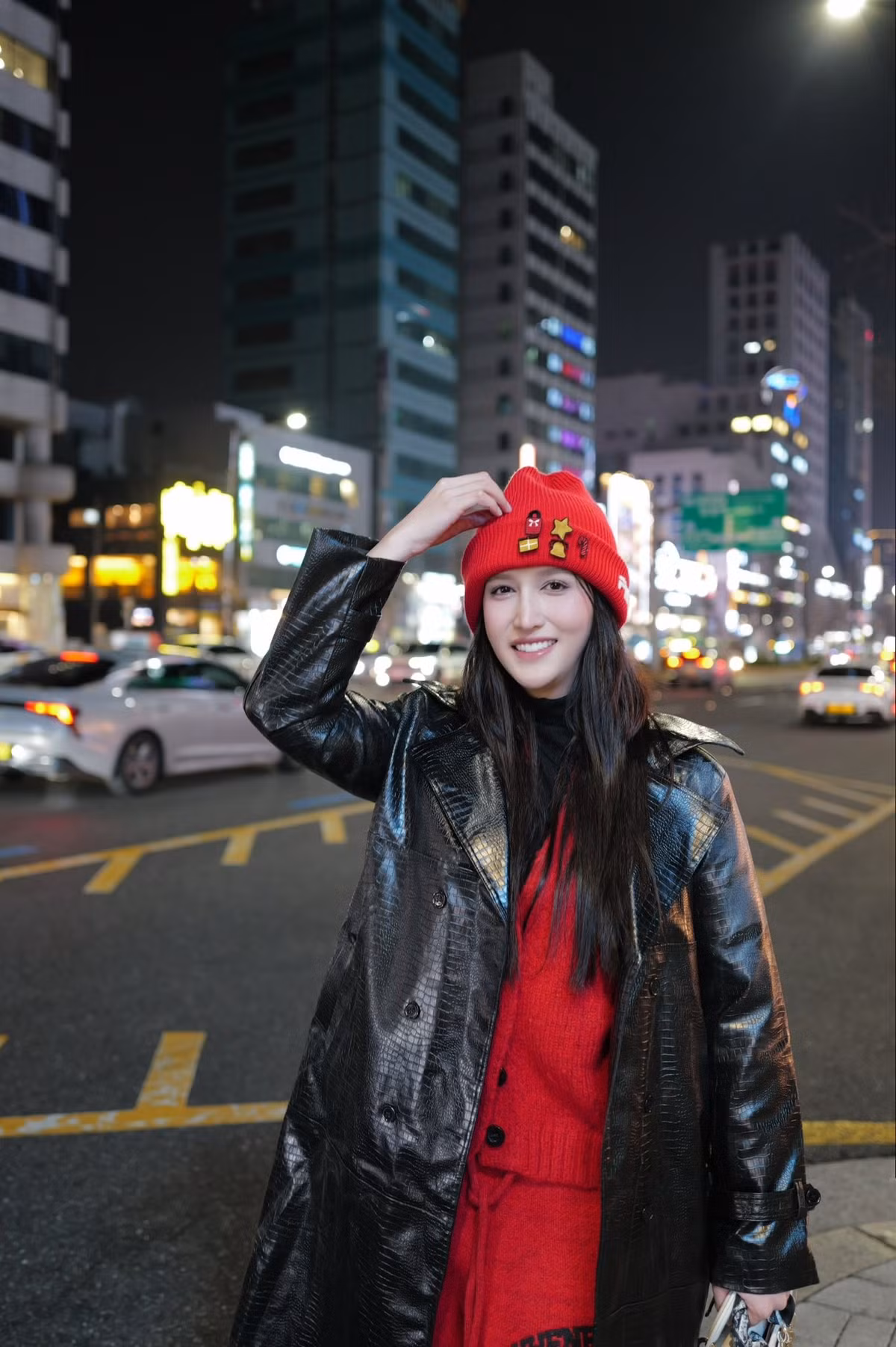 Bộ ảnh bikini lần này có thể xem là bước tiếp theo trong hành trình xây dựng hình ảnh tự tin, hiện đại của Nguyễn Hoàng Học. Không phô trương quá đà, cô chọn cách thể hiện vẻ đẹp qua thần thái, sự thoải mái và năng lượng tích cực. Chính điều đó đã giúp những khung hình mùa hè của cô ghi dấu ấn mạnh mẽ với người xem.