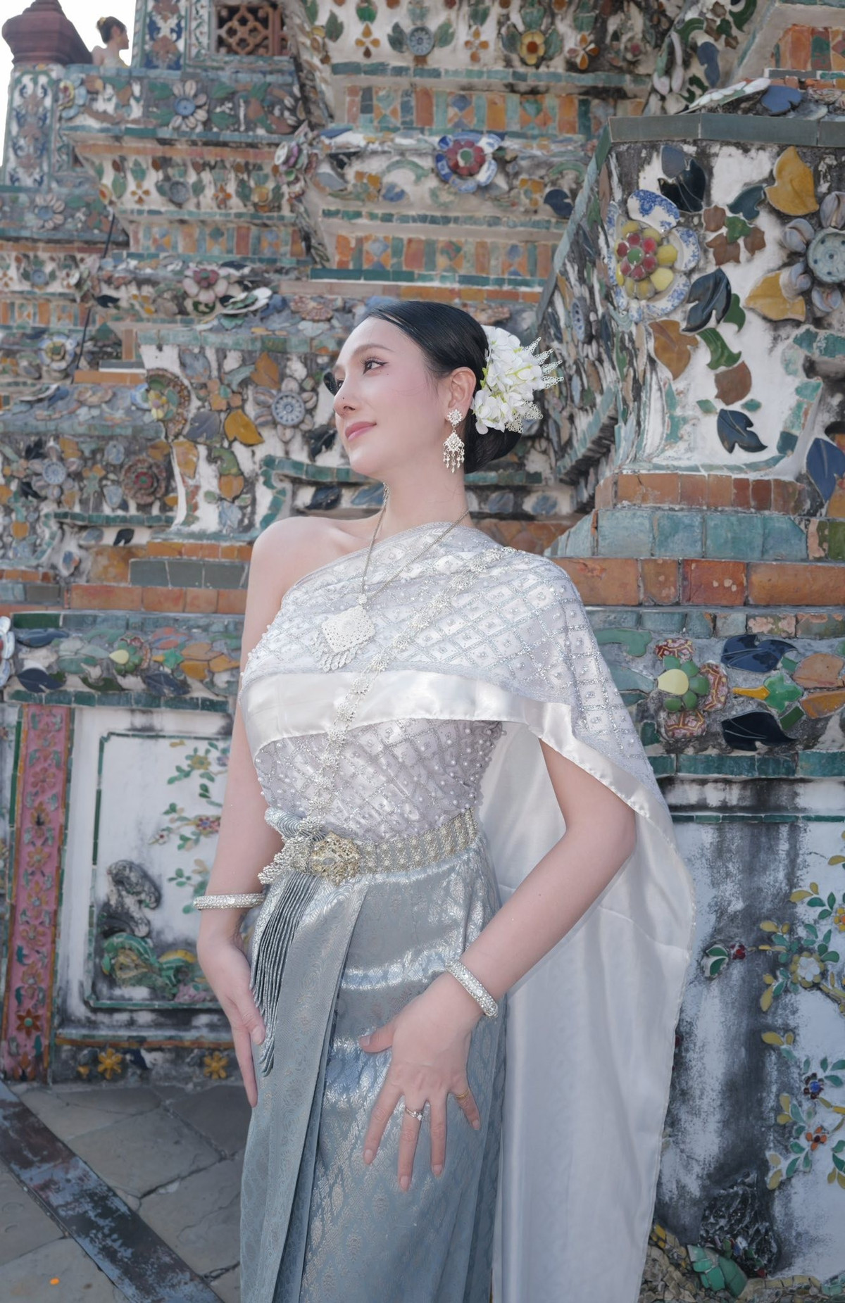 Không chỉ dừng lại ở yếu tố ngoại hình, Nguyễn Hoàng Học còn ghi điểm bởi phong thái năng động, yêu đời. Trong loạt ảnh, cô không ngần ngại tương tác với thiên nhiên xung quanh, tận hưởng trọn vẹn không khí nghỉ dưỡng. Điều này tạo nên cảm giác tích cực, truyền tải thông điệp về lối sống yêu bản thân và chăm sóc sức khỏe cả về thể chất lẫn tinh thần.