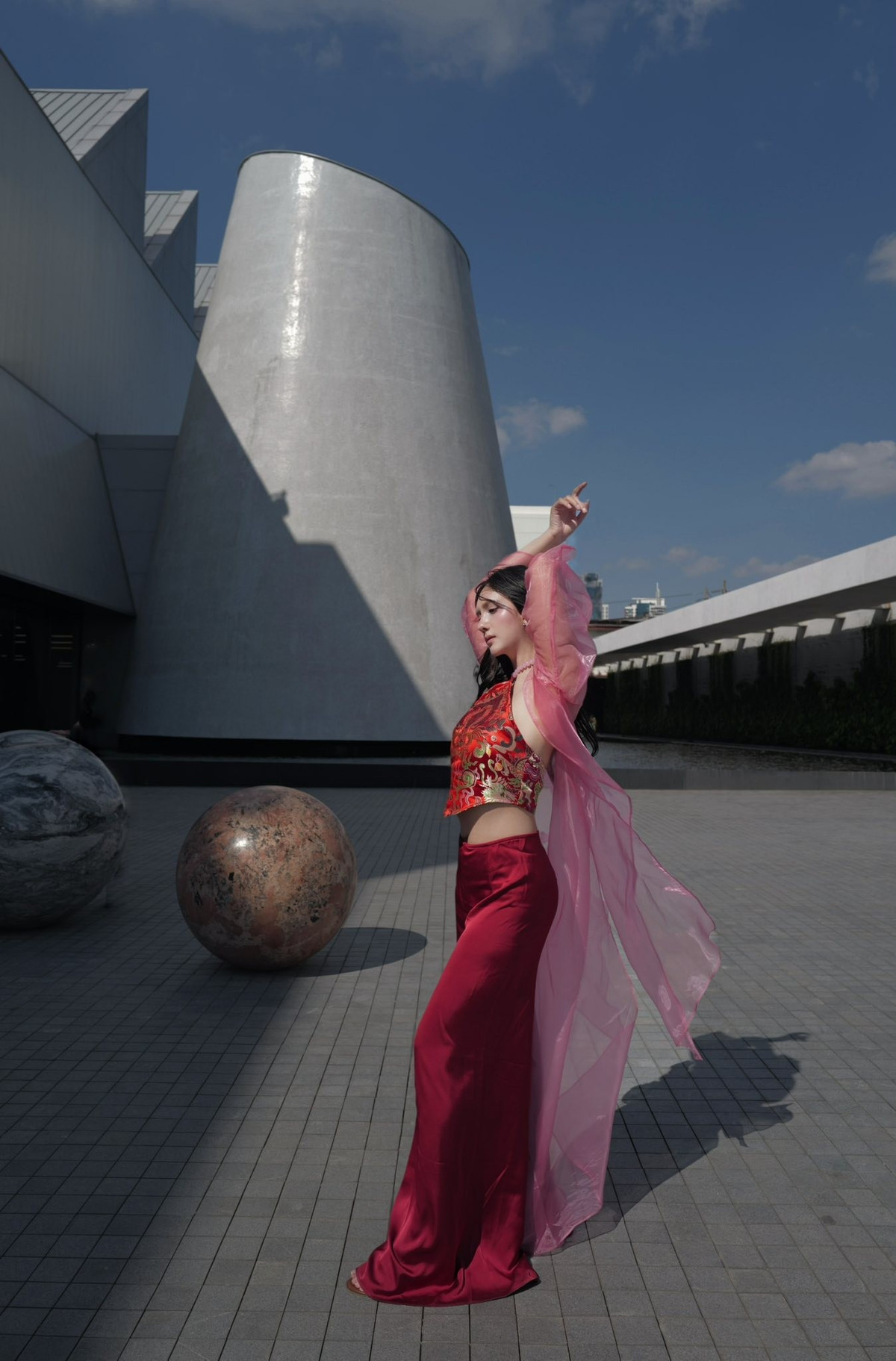 Sự tự tin thể hiện qua từng ánh nhìn, nụ cười cho thấy người đẹp chuyển giới đang ở giai đoạn thoải mái nhất với hình ảnh của chính mình. Đây cũng là điều khiến cộng đồng mạng dành nhiều lời khen, cho rằng cô ngày càng nhuận sắc và cuốn hút.