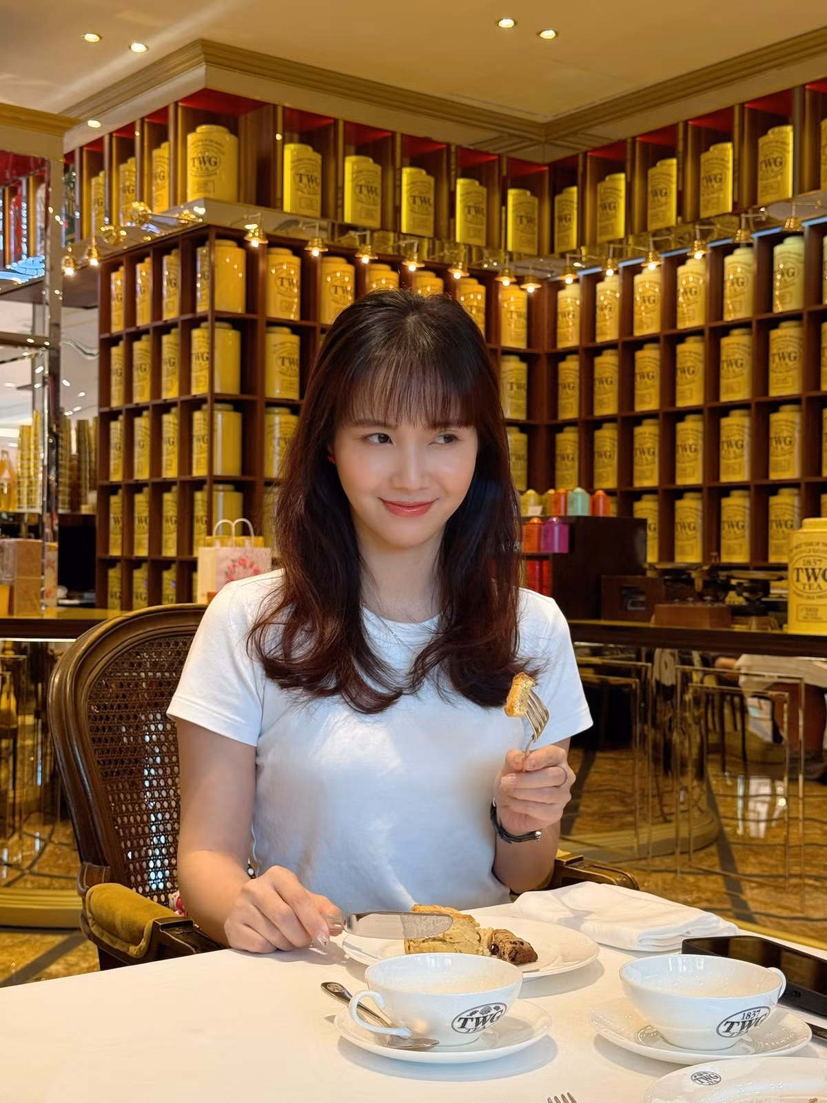 Chồng của Jang Mi là ông chủ của 1 công ty dược phẩm và thường xuyên làm mẫu ảnh cho các thương hiệu vest. Cả hai không ít lần khoe khoảnh khắc hạnh phúc nhưng lại không quá ồn ào, chỉ bình yên bên nhau.