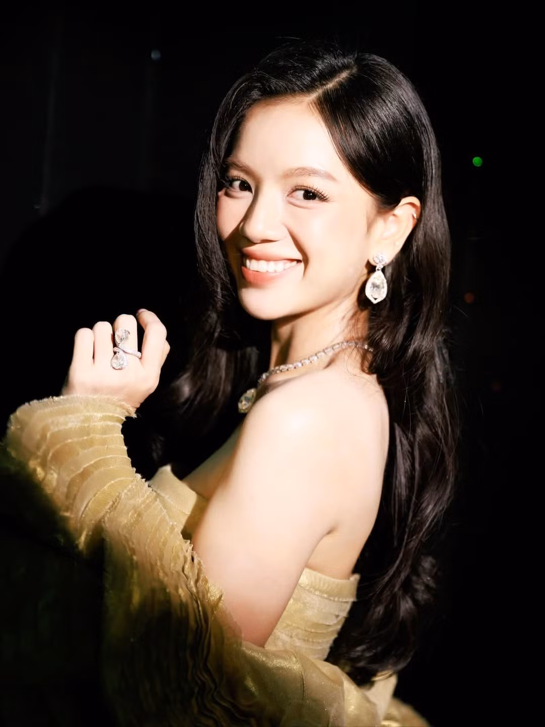 Dù hoạt động nghệ thuật nhiều năm, Lê Hạ Anh vẫn giữ lối sống khá kín tiếng. Cô được biết đến với phong cách nhẹ nhàng, tránh ồn ào.