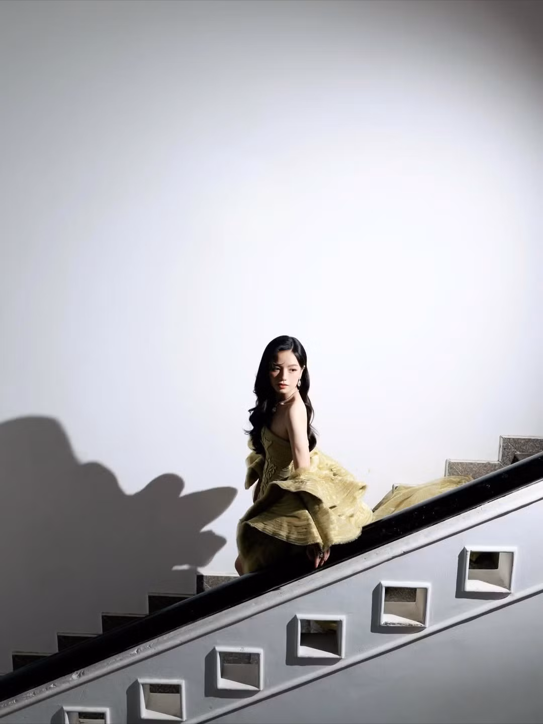 Lê Hạ Anh từng gây chú ý khi tham gia các dự án dành cho giới trẻ, trước khi chính thức bước vào con đường diễn xuất chuyên nghiệp. Qua thời gian, cô ngày càng chứng minh được khả năng.