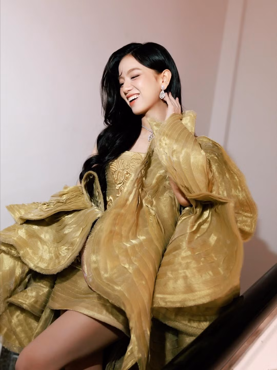 Vốn sở hữu vẻ đẹp mong manh nhưng không kém phần sắc sảo, nữ diễn viên tiếp tục khiến công chúng trầm trồ trước diện mạo ngày càng thăng hạng.