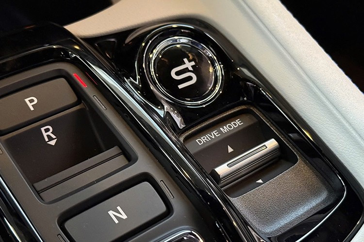 Trái tim của Prelude là động cơ xăng 4 xi-lanh 2.0L hút khí tự nhiên, sản sinh 141 mã lực tại 6.000 vòng/phút và 182 Nm mô-men xoắn tại 4.500 vòng/phút. Kết hợp cùng là mô-tơ điện công suất 181 mã lực và mô-men xoắn 315 Nm.