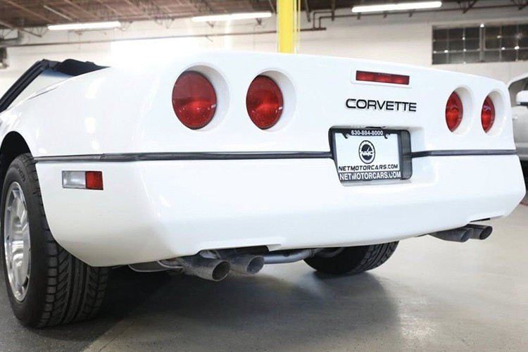 Mỗi chiếc xe mui trần đều có thể trở thành xe dẫn đường, với Chevrolet cung cấp sẵn đồ họa cần thiết trong cốp xe của mỗi chiếc xe được bán ra. Điều này có nghĩa là nếu bạn mua một chiếc Corvette mui trần vào năm 1986, bạn cũng sẽ nhận được đồ họa để biến chiếc xe của mình thành bản sao của xe dẫn đường Indy.