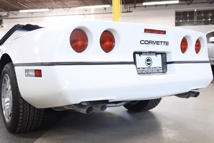 Mỗi chiếc xe mui trần đều có thể trở thành xe dẫn đường, với Chevrolet cung cấp sẵn đồ họa cần thiết trong cốp xe của mỗi chiếc xe được bán ra. Điều này có nghĩa là nếu bạn mua một chiếc Corvette mui trần vào năm 1986, bạn cũng sẽ nhận được đồ họa để biến chiếc xe của mình thành bản sao của xe dẫn đường Indy.