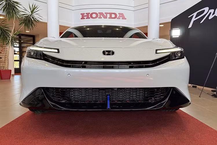 Sau 24 năm vắng bóng, Honda Prelude 2026 chính thức ra mắt, đánh dấu sự trở lại của một trong những cái tên biểu tượng trong lịch sử Honda. Tuy nhiên, thay vì là mẫu xe thể thao thuần túy, Prelude thế hệ mới được định vị là một grand tourer (GT), tập trung vào sự thoải mái và tính thực dụng, song vẫn giữ ngôn ngữ coupe hiện đại.