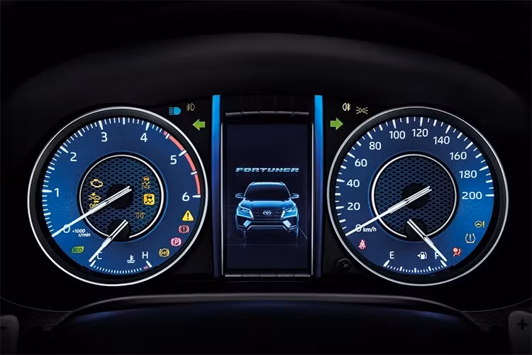 Toyota Fortuner LEADER mới vẫn sử dụng động cơ diesel 2.4L tăng áp mã 2GD-FTV, sản sinh công suất tối đa 150 mã lực tại 3.400 vòng/phút và mô-men xoắn cực đại 400 Nm trong dải tua máy từ 1.600 đến 2.000 vòng/phút.