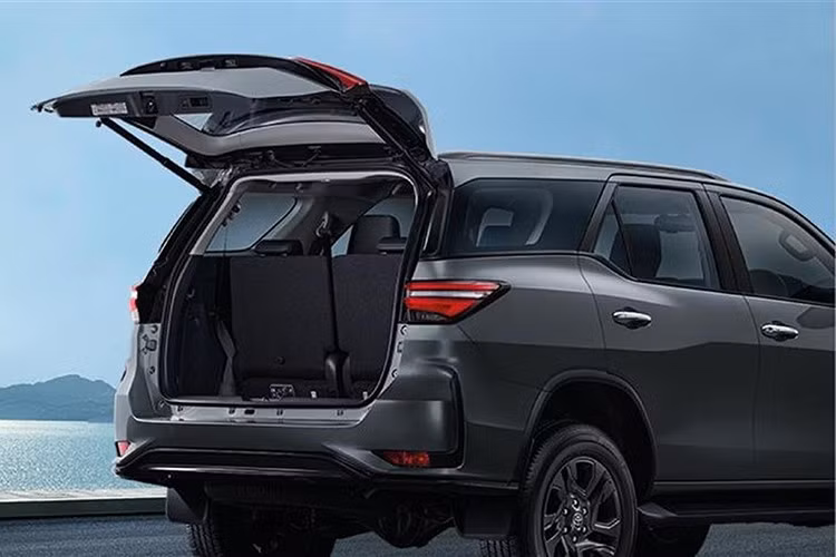 Về kích thước, Fortuner LEADER 2025 có chiều dài tổng thể 4.795 mm, rộng 1.855 mm, cao 1.835 mm và chiều dài cơ sở đạt 2.750 mm. Khoảng sáng gầm xe ở mức 193 mm, phù hợp với nhu cầu di chuyển đa địa hình.