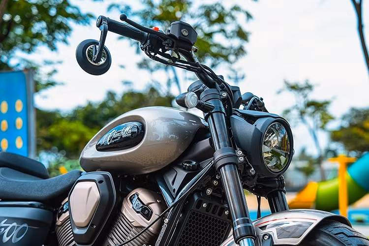 Xe được trang bị hệ thống chiếu sáng LED toàn phần – từ cụm đèn pha tròn khắc logo Benda đến đèn hậu và xi-nhan – không chỉ đảm bảo khả năng chiếu sáng vượt trội mà còn tôn lên vẻ tinh tế của dòng xe hiện đại.