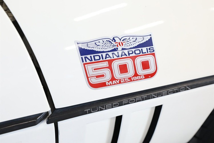 Việc có lắp đặt hay không là tùy thuộc vào bạn, nhưng như ai cũng có thể đoán được, hầu hết người mua đều quyết định mua. Chevrolet đã sản xuất 35.109 chiếc Corvette vào năm 1976, trong đó xe mui trần chỉ chiếm 1/5, 7.315 chiếc. Tất cả các xe đều được trang bị cùng một động cơ, L98.