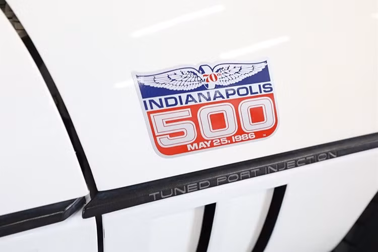 Việc có lắp đặt hay không là tùy thuộc vào bạn, nhưng như ai cũng có thể đoán được, hầu hết người mua đều quyết định mua. Chevrolet đã sản xuất 35.109 chiếc Corvette vào năm 1976, trong đó xe mui trần chỉ chiếm 1/5, 7.315 chiếc. Tất cả các xe đều được trang bị cùng một động cơ, L98.