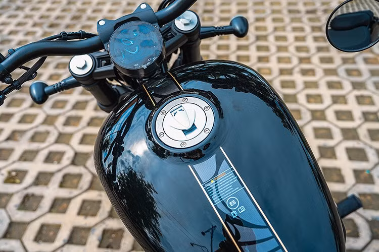 Benda Chinchilla 500 sở hữu bảng đồng hồ TFT màu hiển thị trực quan thông số vận hành, mức nhiên liệu, quãng đường và các chế độ lái. Một số thị trường được trang bị khóa thông minh (Smart Key) và kiểm soát lực kéo (Traction Control), tăng tính an toàn và tiện nghi...