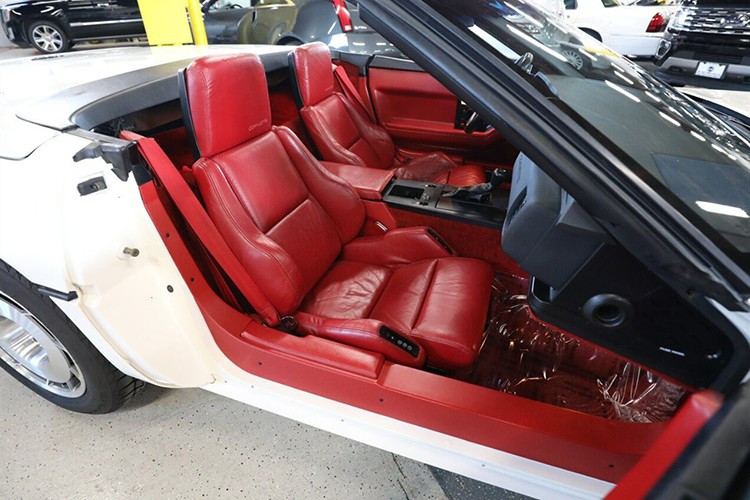 Ngoài ra, xe còn được trang bị mui mềm đóng mở bằng tay, hệ thống kiểm soát hành trình, hệ thống âm thanh Delco-Bose và bánh xe hợp kim kiểu tuabin 16 inch.