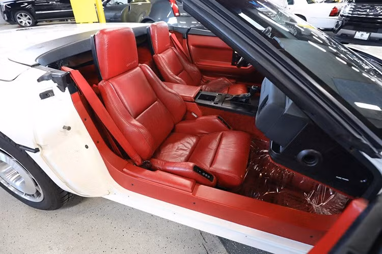 Ngoài ra, xe còn được trang bị mui mềm đóng mở bằng tay, hệ thống kiểm soát hành trình, hệ thống âm thanh Delco-Bose và bánh xe hợp kim kiểu tuabin 16 inch.