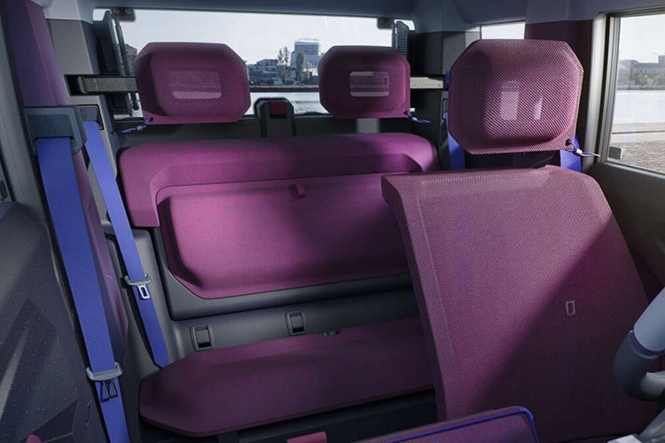 Dacia hiện chưa tiết lộ dung lượng pin hay công suất động cơ của Hipster, chỉ khẳng định phạm vi hoạt động của xe được tối ưu cho nhu cầu thực tế chứ không chạy đua thông số. Theo nghiên cứu của hãng, 94% tài xế tại Pháp di chuyển dưới 40 km mỗi ngày, tương đương 280 km mỗi tuần. Vì vậy, Hipster được thiết kế để chỉ cần sạc hai lần mỗi tuần, tương ứng phạm vi hoạt động khoảng 93 km.