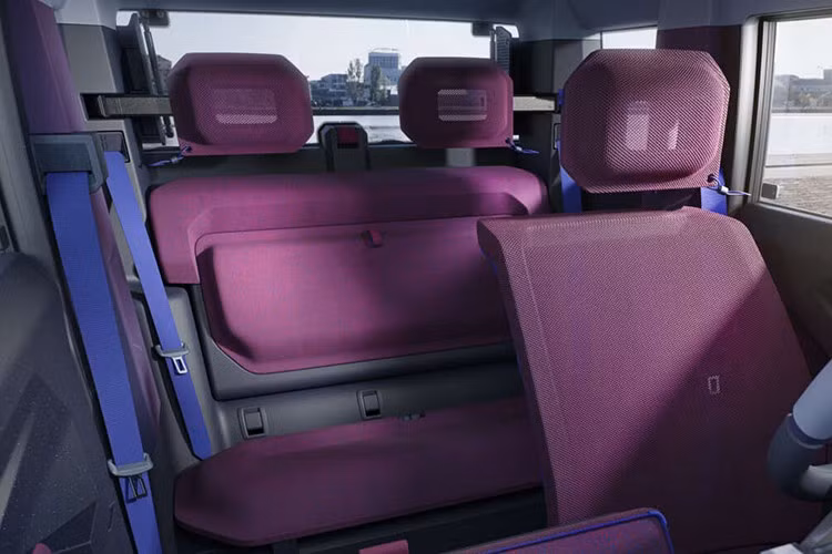 Dacia hiện chưa tiết lộ dung lượng pin hay công suất động cơ của Hipster, chỉ khẳng định phạm vi hoạt động của xe được tối ưu cho nhu cầu thực tế chứ không chạy đua thông số. Theo nghiên cứu của hãng, 94% tài xế tại Pháp di chuyển dưới 40 km mỗi ngày, tương đương 280 km mỗi tuần. Vì vậy, Hipster được thiết kế để chỉ cần sạc hai lần mỗi tuần, tương ứng phạm vi hoạt động khoảng 93 km.