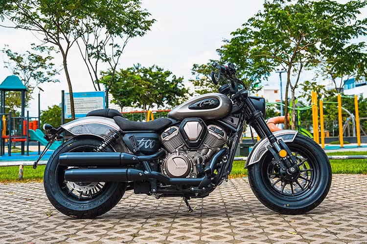 Benda Chinchilla 500 được phát triển dựa trên triết lý “Reevolution Cruiser” – một cuộc cách mạng trong thiết kế xe đô thị trung cấp. Kiểu dáng low-rider đặc trưng với chiều cao yên chỉ khoảng 690–705 mm mang đến tư thế ngồi thoải mái, dễ tiếp cận với đa dạng vóc dáng người lái.