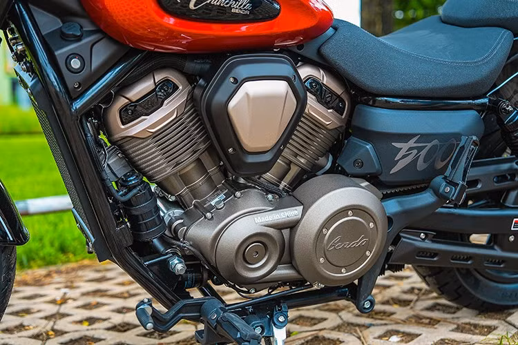 Xe đạt tốc độ tối đa 145–160 km/h, đồng thời duy trì khả năng tiết kiệm nhiên liệu ấn tượng, với mức tiêu thụ khoảng 24–30 km/lít, tương đương quãng đường 350–400 km cho mỗi lần đổ đầy bình xăng 16 lít. Kết hợp cùng hộp số 6 cấp và ly hợp chống trượt (Slipper Clutch), Chinchilla 500 mang đến cảm giác sang số mượt mà, ổn định và an toàn khi giảm tốc độ đột ngột.